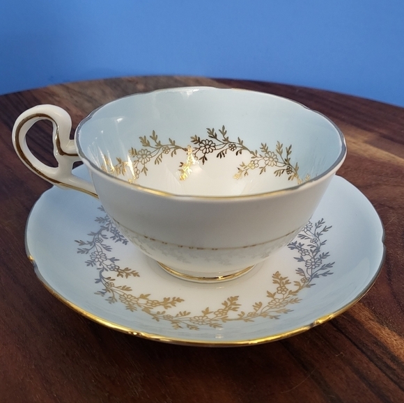 ROYAL GRAFTON Fine Bone China Cup and Saucer Blue White w/ Gold Filagree England - Picture 3 of 16